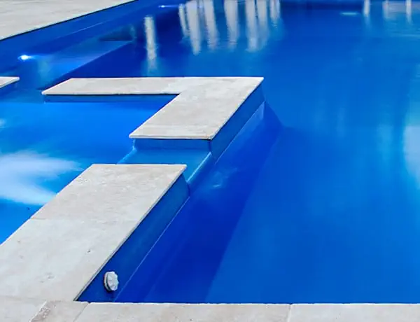 I colori radiosi delle piscine di AquaGuard