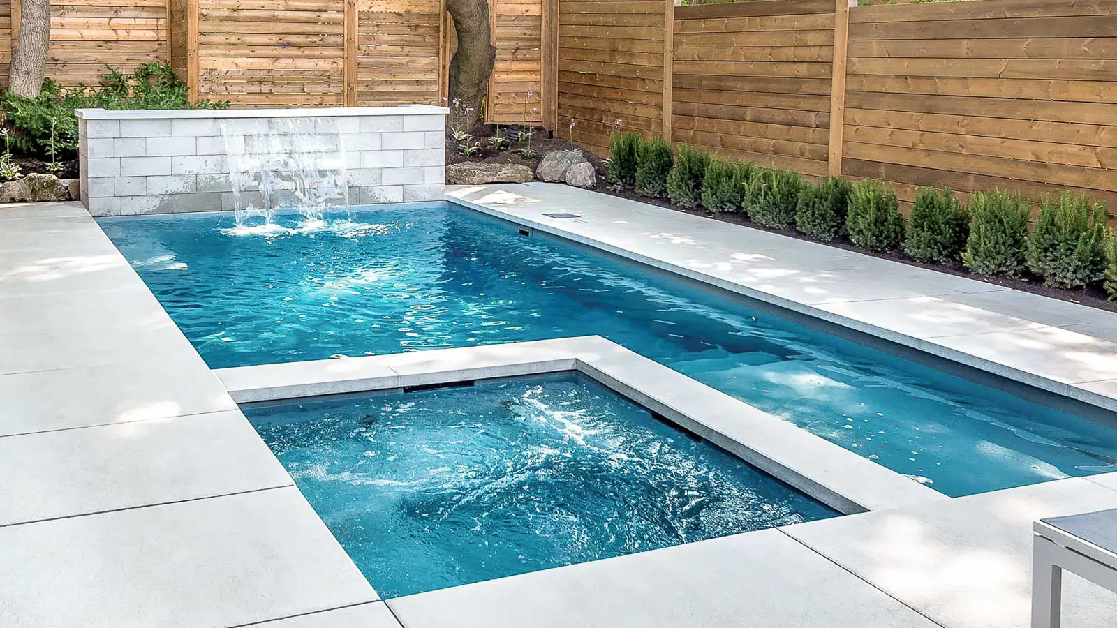 Limitless, une piscine composite avec un spa intégré et une aire de jeux.