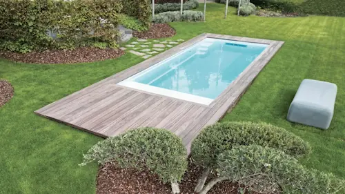Hero_Precision_style Precision. Style de piscine épuré et raffiné. Ligne de flottaison haute