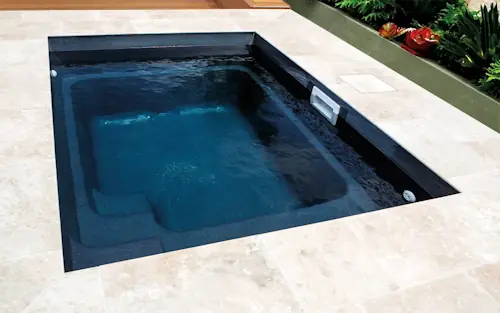 Hero_FijiPlunge_style Fiji Plunge. Piscine compacte conviviale et confortable.