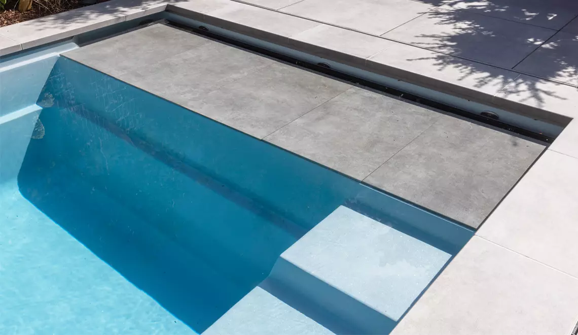 Linear : piscine de style contemporain. Ligne de flottaison haute.