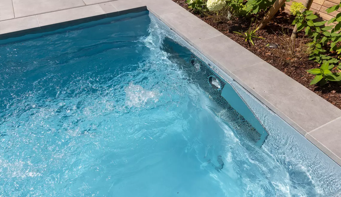 The Linear swimmng pool : Contemporary Design. High waterline.