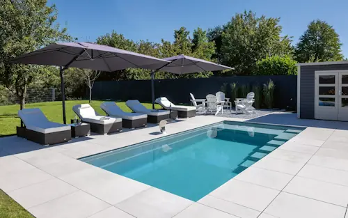 Hero_Precision_style Precision. Style de piscine épuré et raffiné. Ligne de flottaison haute